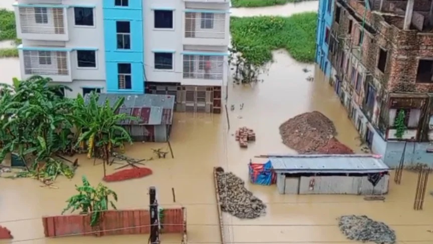 ক্ষত চিহ্ন রেখে চট্টগ্রামে কমছে বন্যার পানি