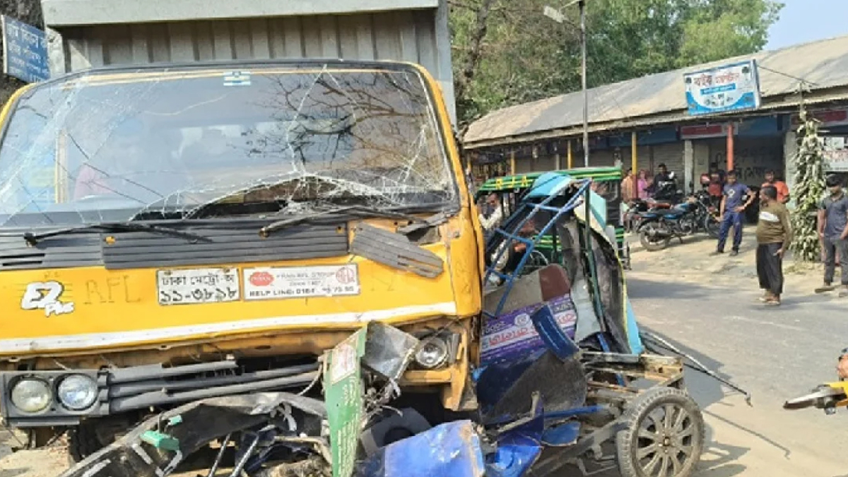 গাইবান্ধায় কাভার্ড ভ্যানের ধাক্কায় ২ যাত্রী নিহত
