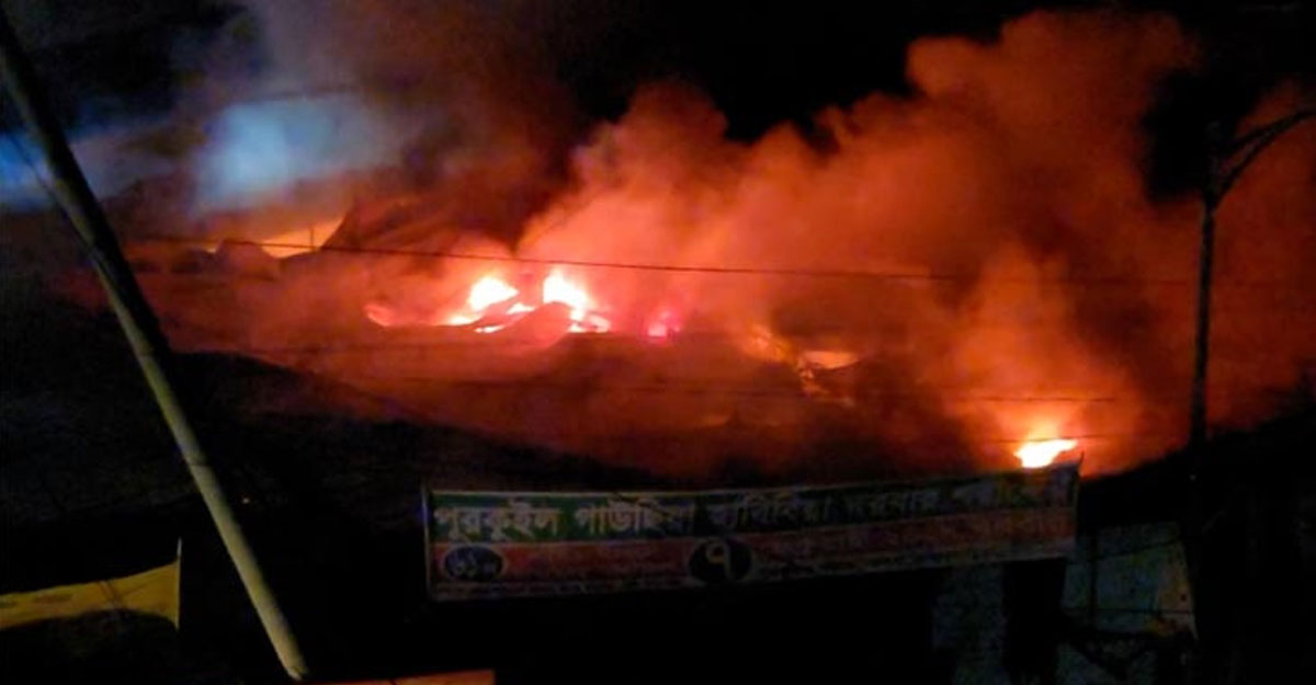 গাউছিয়া মার্কেটের শতাধিক দোকান ভস্মীভূত