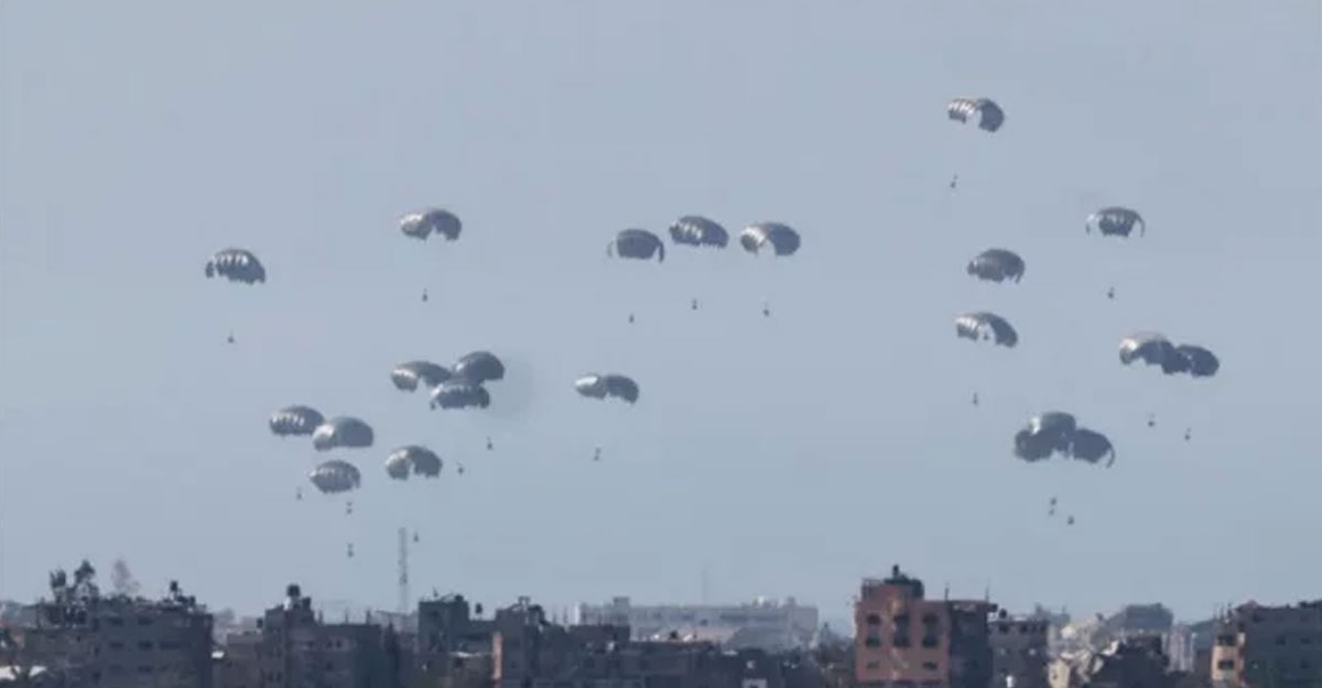 বিমান থেকে ফেলা ত্রাণের চাপায় নিহত ৫