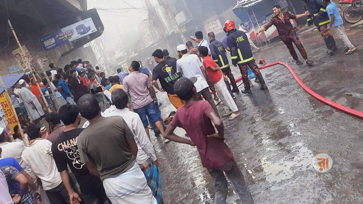 টঙ্গীতে রাসায়নিক গুদামে আগুন, ফায়ার সার্ভিসের ৪ কর্মীসহ দগ্ধ ৫