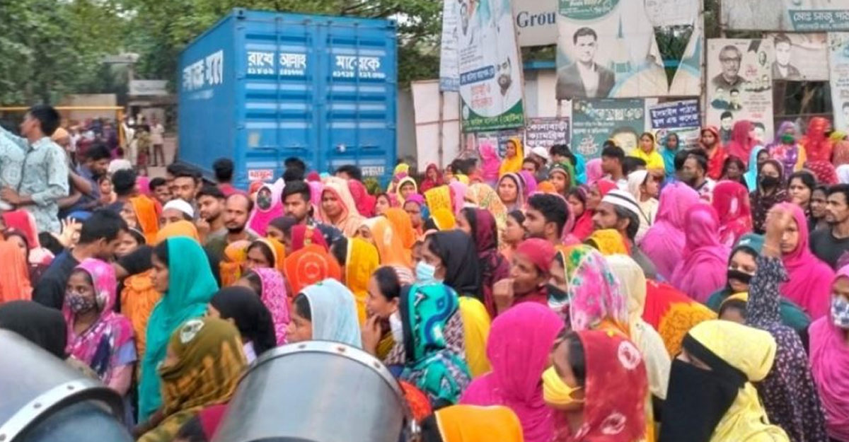 বেতনের দাবিতে পোশাকশ্রমিকদের বিক্ষোভ
