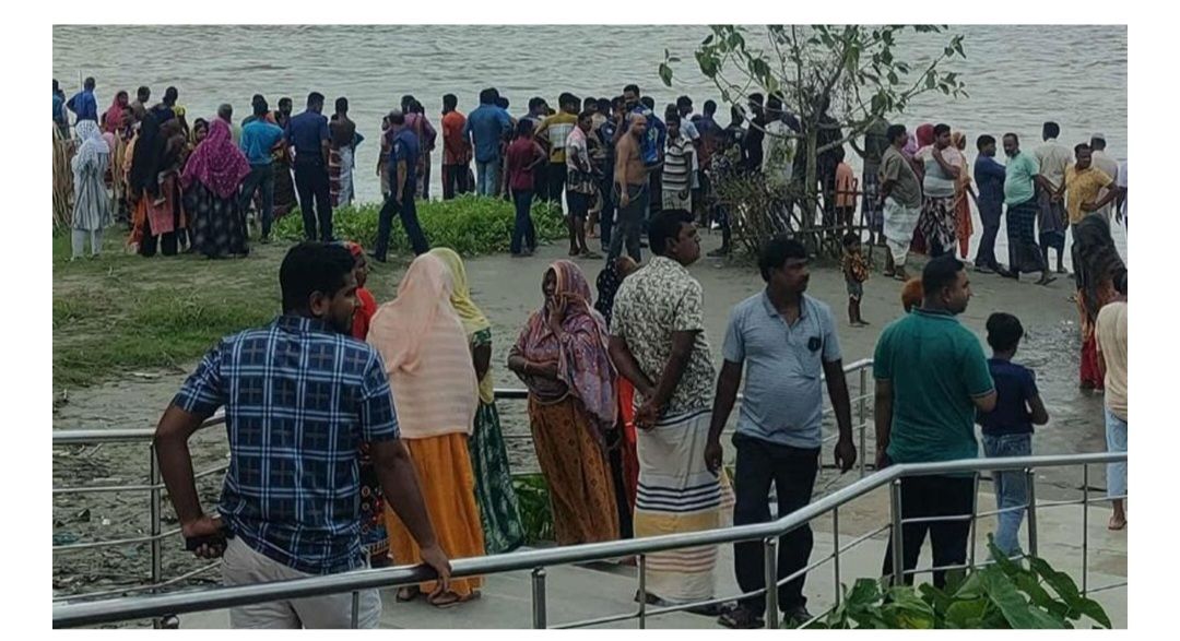 পদ্মায় নৌকাডুবে একজনের মৃত্যু, নিখোঁজ ২