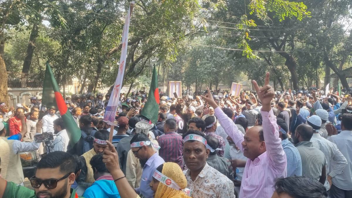 ব্যারিকেড ভেঙে ‘যমুনা’র সামনে সরকারি কর্মচারীদের অবস্থান, টিয়ারগ্যাস নিক্ষেপ