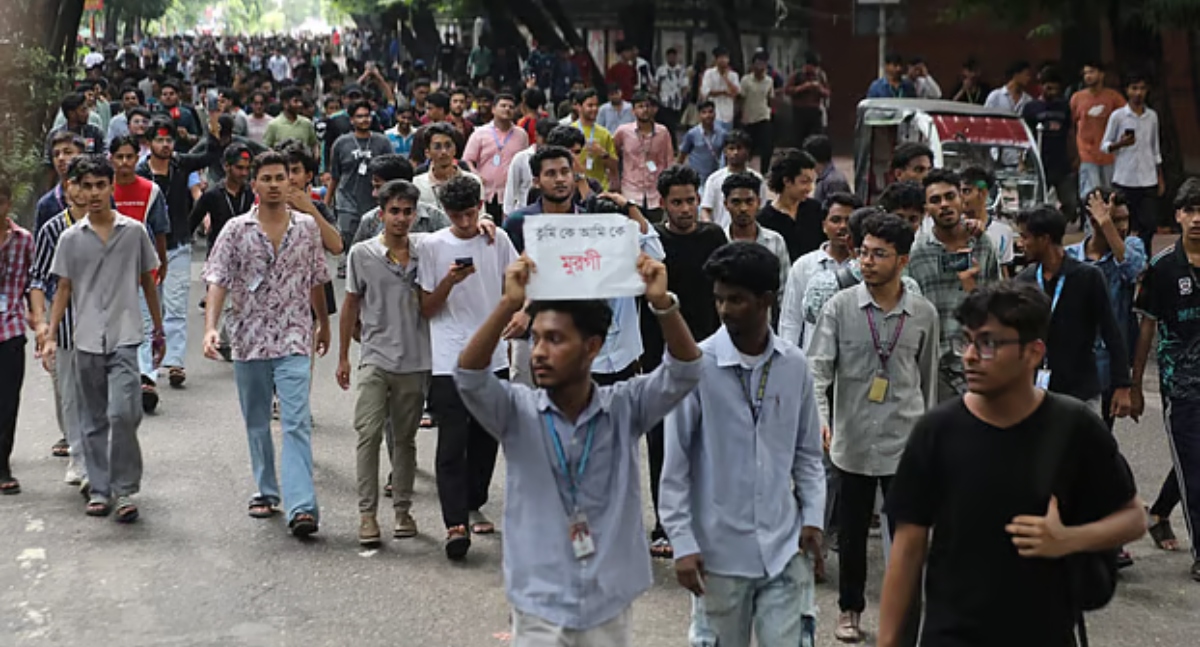 শিক্ষামন্ত্রীর পদত্যাগের দাবিতে ঢাকাসহ ৪ জেলায় শিক্ষার্থীদের বিক্ষোভ