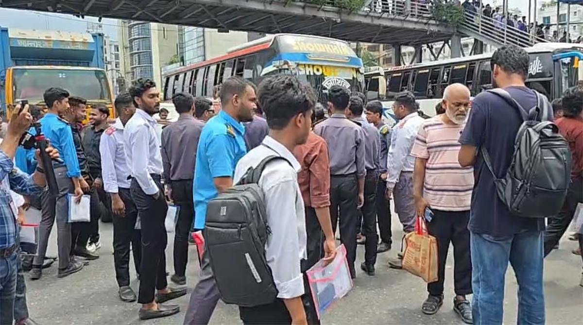 উত্তরায় এইচএসসি পরীক্ষার্থীদের সড়ক অবরোধ, ‘লংমার্চে’র প্রস্তুতি