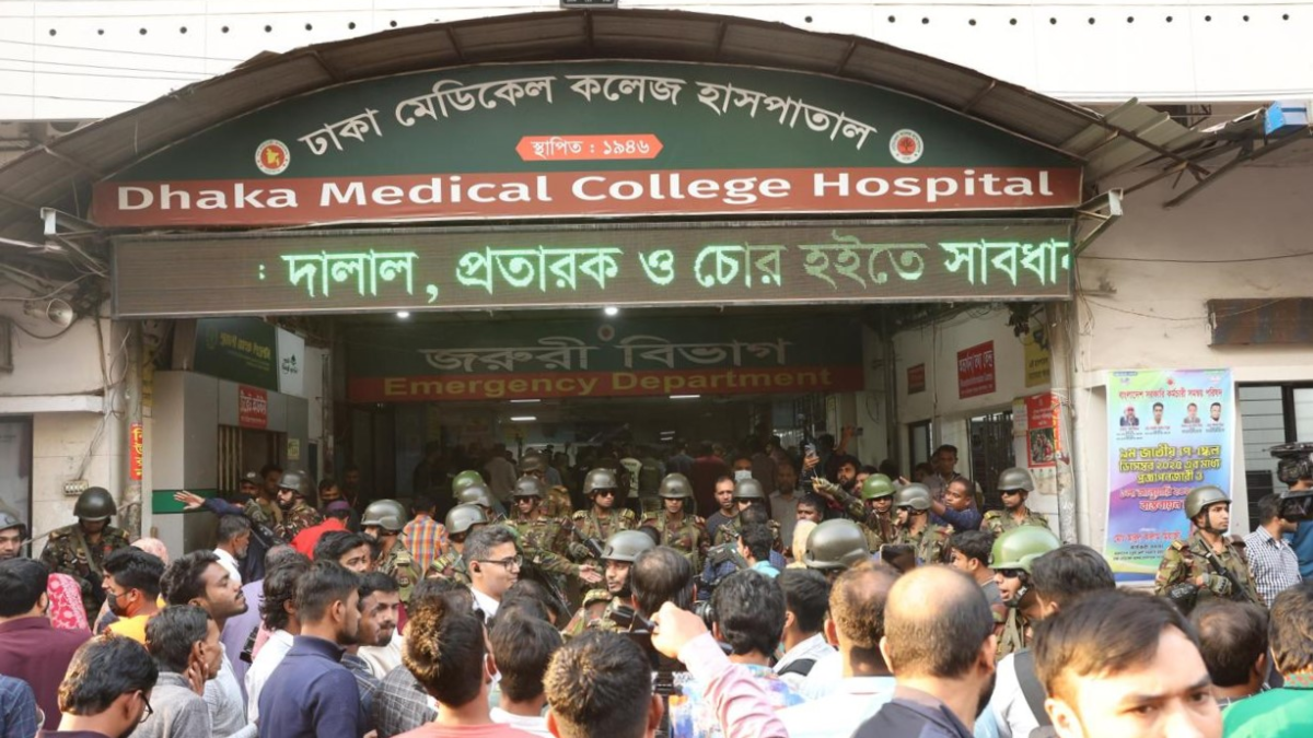 ঢামেকে হাদির সমর্থক ও উৎসুক জনতার ভিড়, পরিস্থিতি নিয়ন্ত্রণে সেনা মোতায়েন