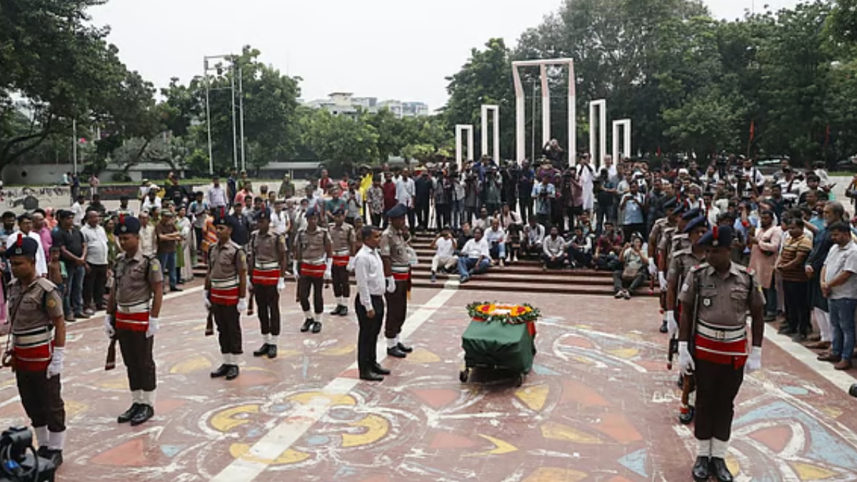 শহিদ মিনারে রাষ্ট্রীয় মর্যাদায় মুস্তাফা মনোয়ারকে শেষ বিদায়