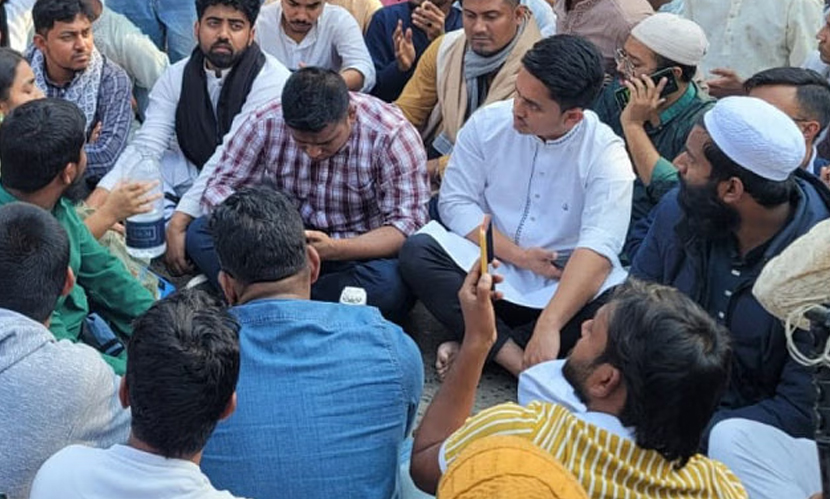 গাজীপুর ডিসি অফিসের সামনে ছাত্রদের বিক্ষোভ, যোগ দিয়েছেন হাসনাত-সারজিস
