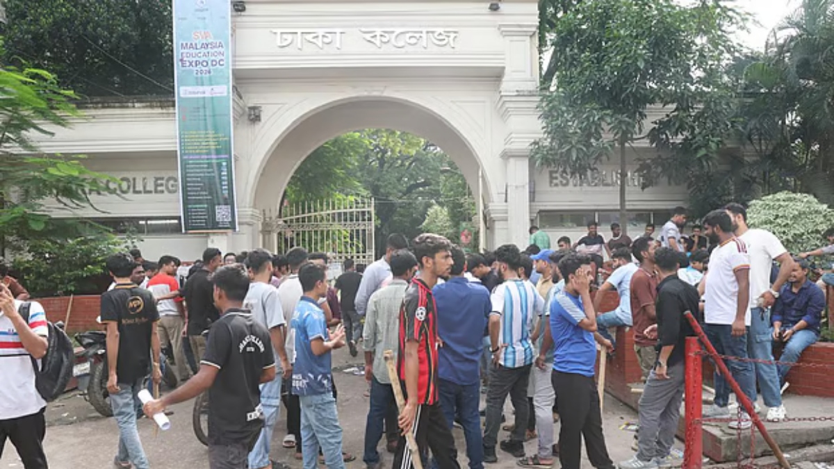 ঢাকা কলেজে ছাত্রদল-ছাত্রশিবির সংঘর্ষ, আহত কয়েকজন