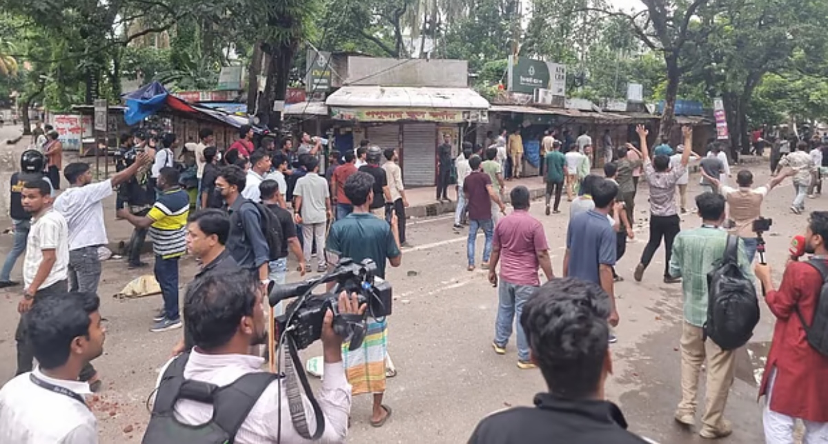 ঢাকা আলিয়ার সামনে ছাত্রদল-শিবিরের সংঘর্ষ, চলছে ধাওয়া-পাল্টাধাওয়া