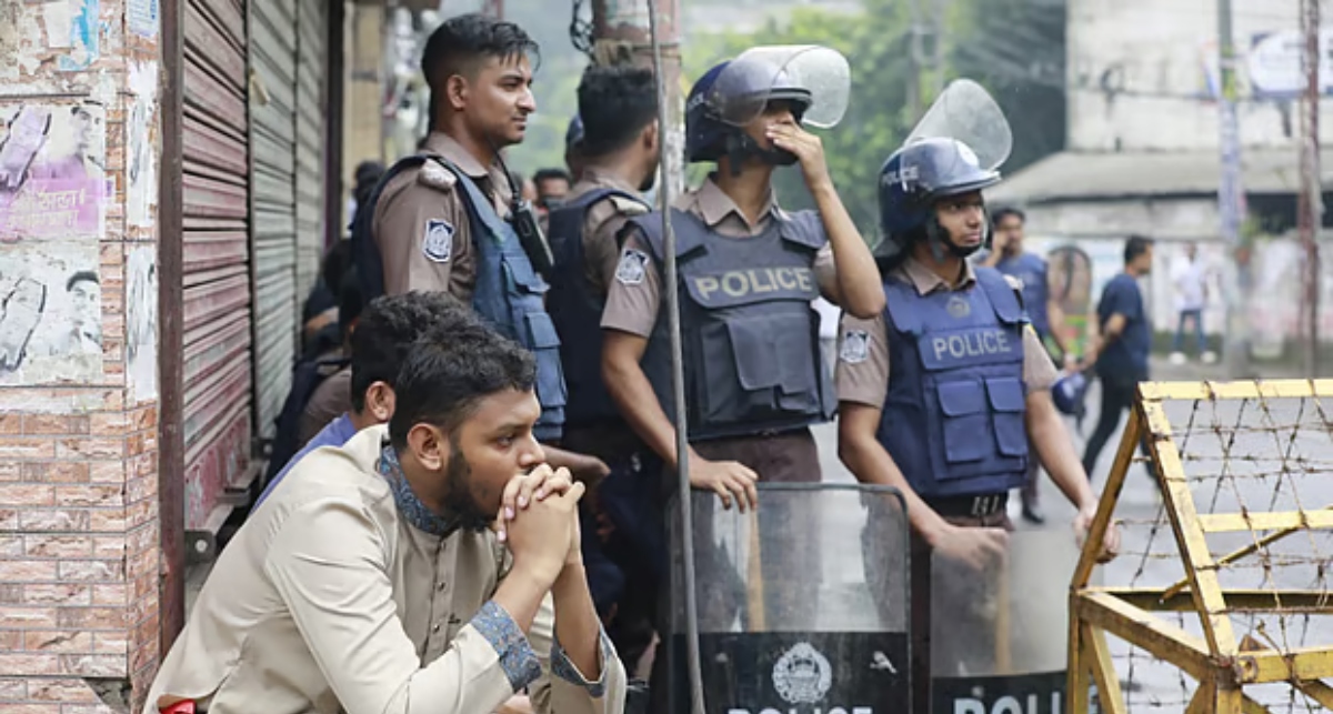 ঢাকা আলিয়ার সামনে পুলিশের ব্যারিকেড, হল তালাবদ্ধ