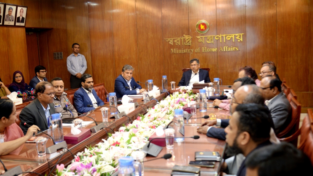 কর্মকর্তাদের স্বচ্ছতা ও জবাবদিহিতার সঙ্গে কাজ করার আহ্বান স্বরাষ্ট্রমন্ত্রীর