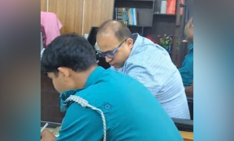 ছাত্রদের কাছে অবরুদ্ধ, স্বরাষ্ট্র মন্ত্রণালয়ের সাবেক পিআরও অপু পুলিশ হেফাজতে