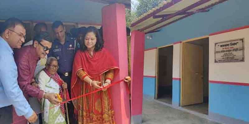 নৌকার প্রচারে অংশ নেওয়া ৯২ বছর বয়সী কামবালাকে বাড়ি উপহার নৌপ্রতিমন্ত্রী