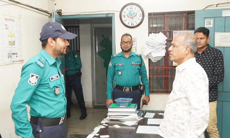 ভোরে রাজধানীর ৪ থানা ঘুরে দেখলেন স্বরাষ্ট্র উপদেষ্টা