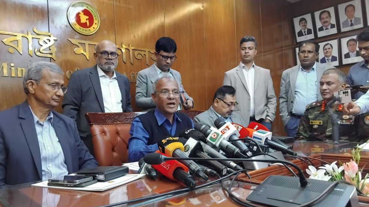 হাদির হামলাকারীদের ধরিয়ে দিলে ৫০ লাখ টাকা পুরস্কার: স্বরাষ্ট্র উপদেষ্টা