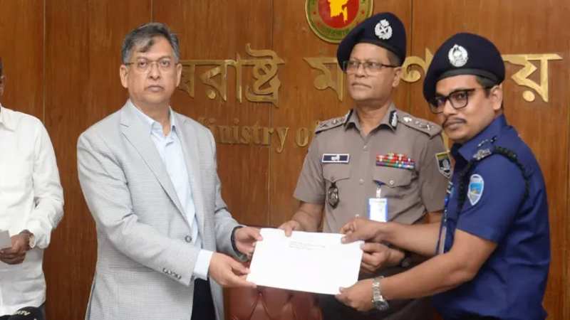 সাহসিকতা ও জনহিতকর কাজের স্বীকৃতি: পুরস্কৃত হলেন ১৫ পুলিশ সদস্য