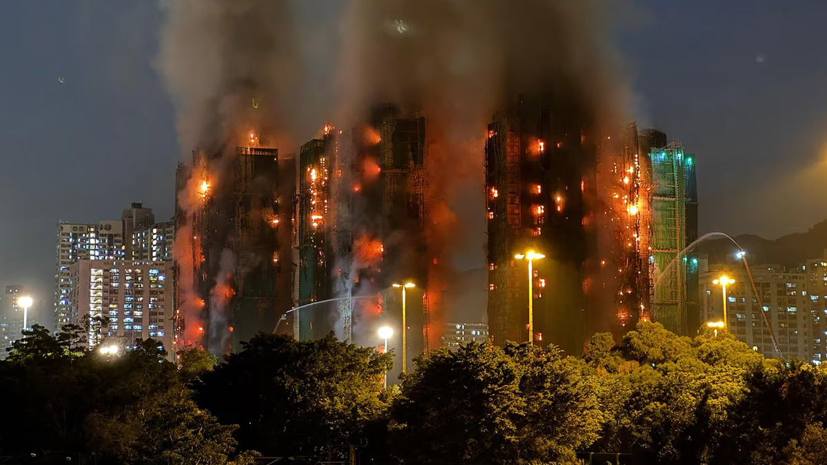 হংকংয়ে একাধিক ভবনে আগুন, বহু হতাহতের শঙ্কা
