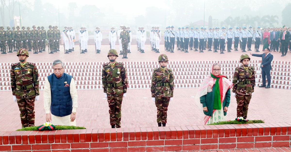 বিজয় দিবসে স্মৃতিসৌধে রাষ্ট্রপতি ও প্রধানমন্ত্রীর শ্রদ্ধা