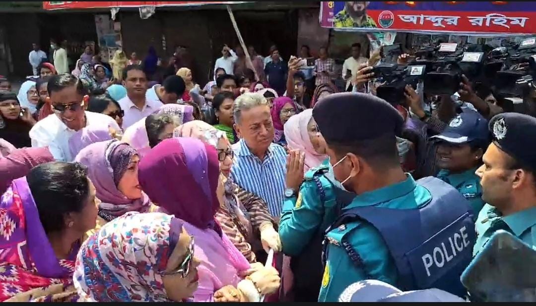 নারী দিবসে পুলিশি বাধায় র‌্যালি করতে না পারার অভিযোগ মহিলা দলের