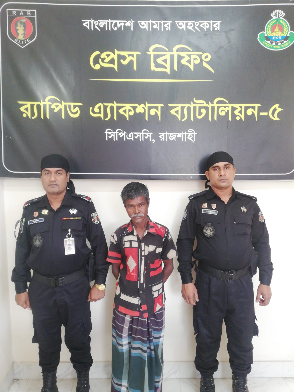 রাজশাহীতে চোলাই মদসহ দুই মাদক কারবারি গ্রেপ্তার