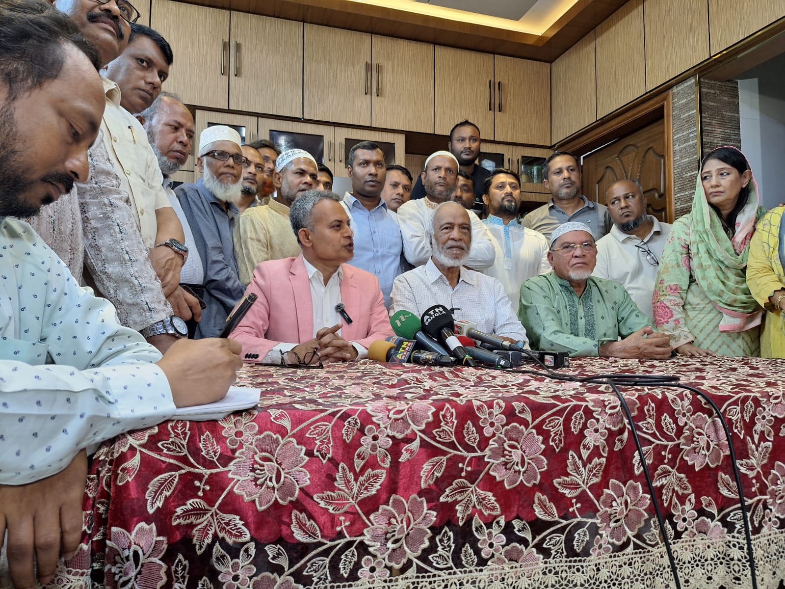 গণতন্ত্র পুনরুদ্ধারে বন্ধু রাষ্ট্রের সহযোগিতা চান মঈন খান