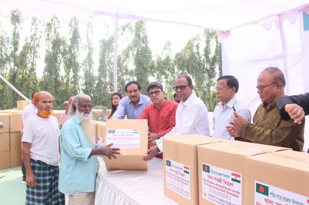 ভারত-বাংলাদেশ সম্পর্ককে আরো জোরদার করতে খাদ্য সামগ্রী বিতরণ