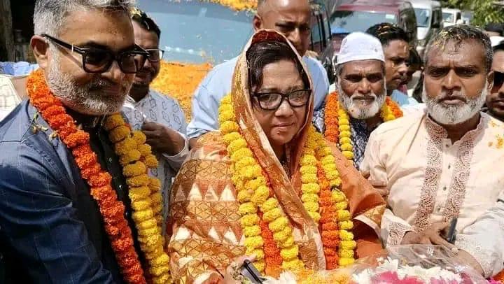 শ্রীনগরে এ্যাডভোকেট সানজিদা খানমকে ফুলেল  শুভেচ্ছা