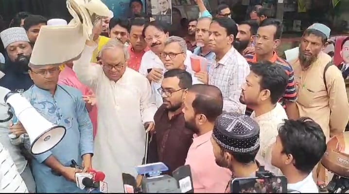 ভারতীয় পণ্য বর্জনে নিজের চাদর ছুঁড়ে ফেললেন রিজভী