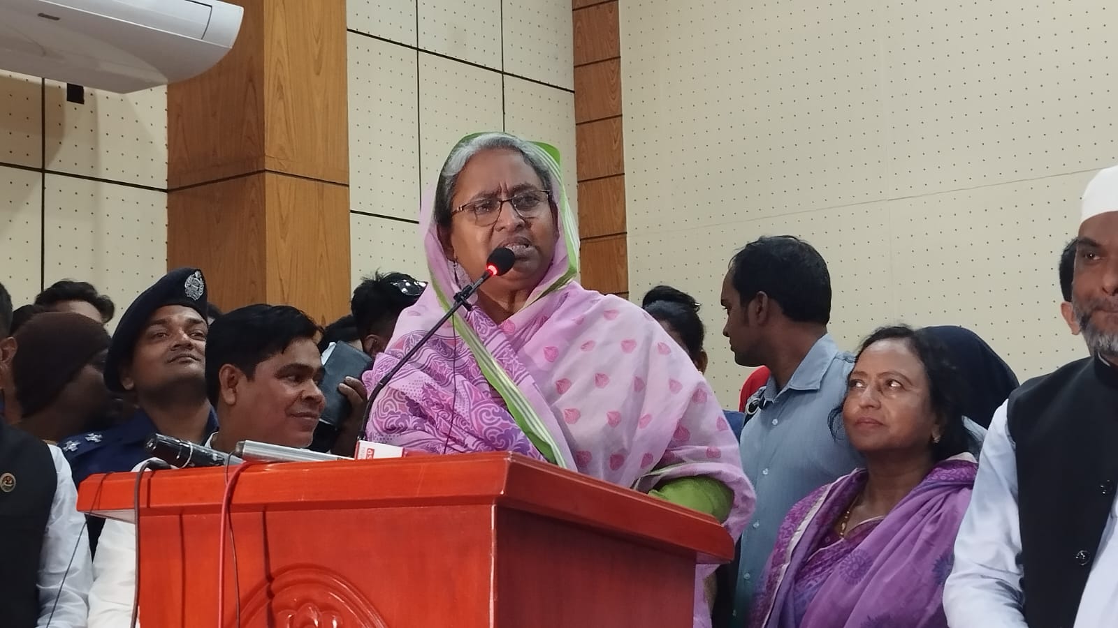 ‘আমরা পণ্যের দাম বাড়লে বেশি কিনি, অন্য দেশে বর্জন করে‘