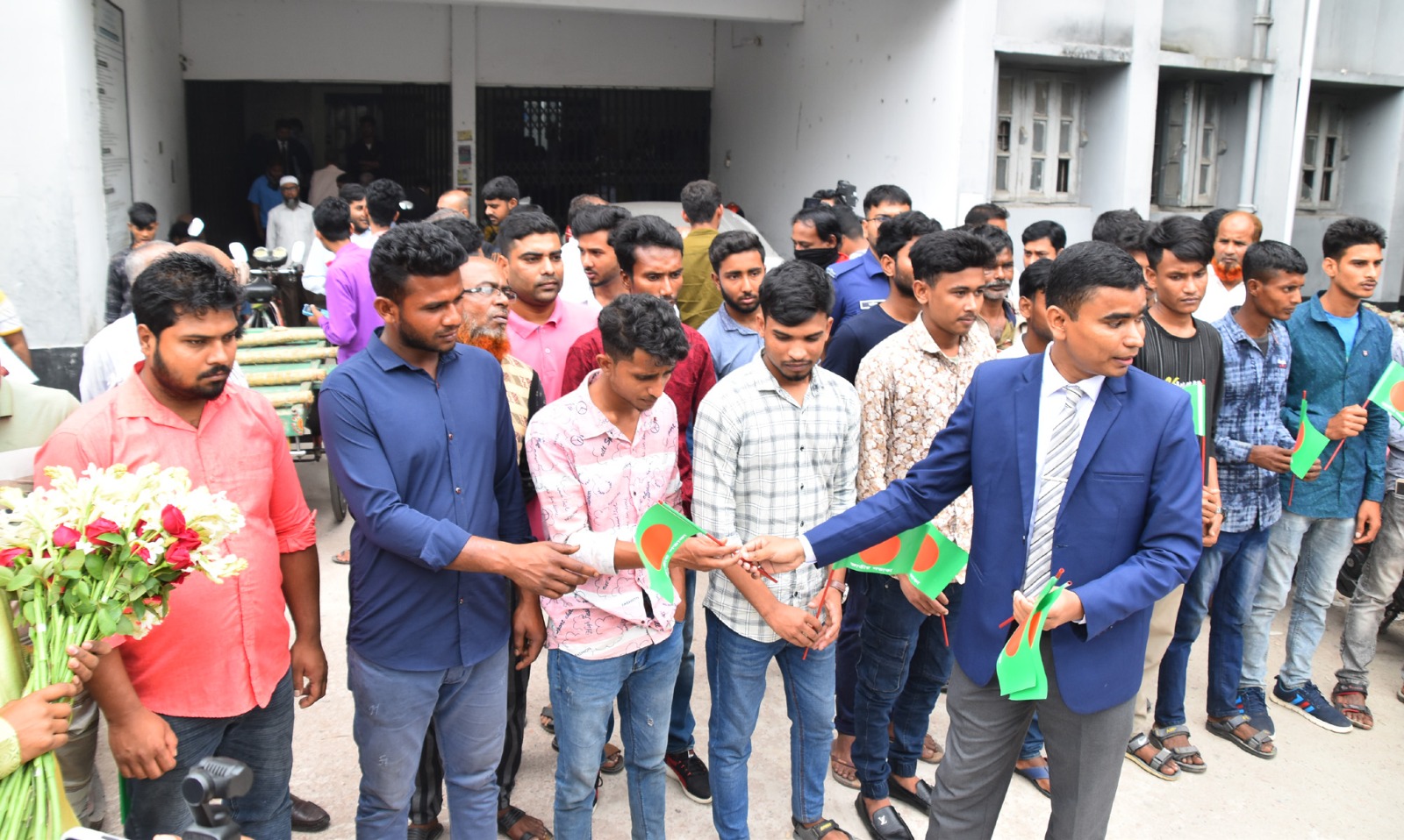 ফুল ও জাতীয় পতাকা দিয়ে ৩৫ শিশুকে মুক্তি