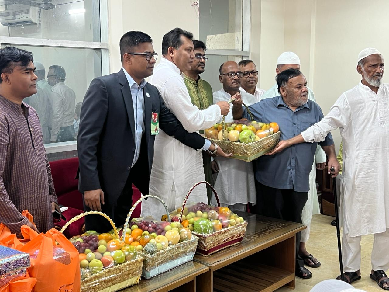 যুদ্ধাহত মুক্তিযোদ্ধা-শহিদ মুক্তিযোদ্ধার পরিবারকে উপহারসামগ্রী দিলেন প্রধানমন্ত্রী