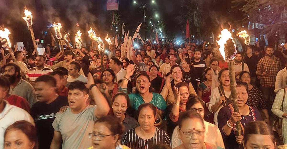 মেয়েদের দখলে ছিল পশ্চিমবঙ্গের বিভিন্ন শহরের রাতের রাজপথ