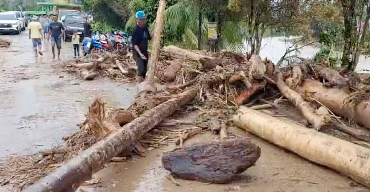 ইন্দোনেশিয়ায় বন্যা-ভূমিধসে নিহত ২৬