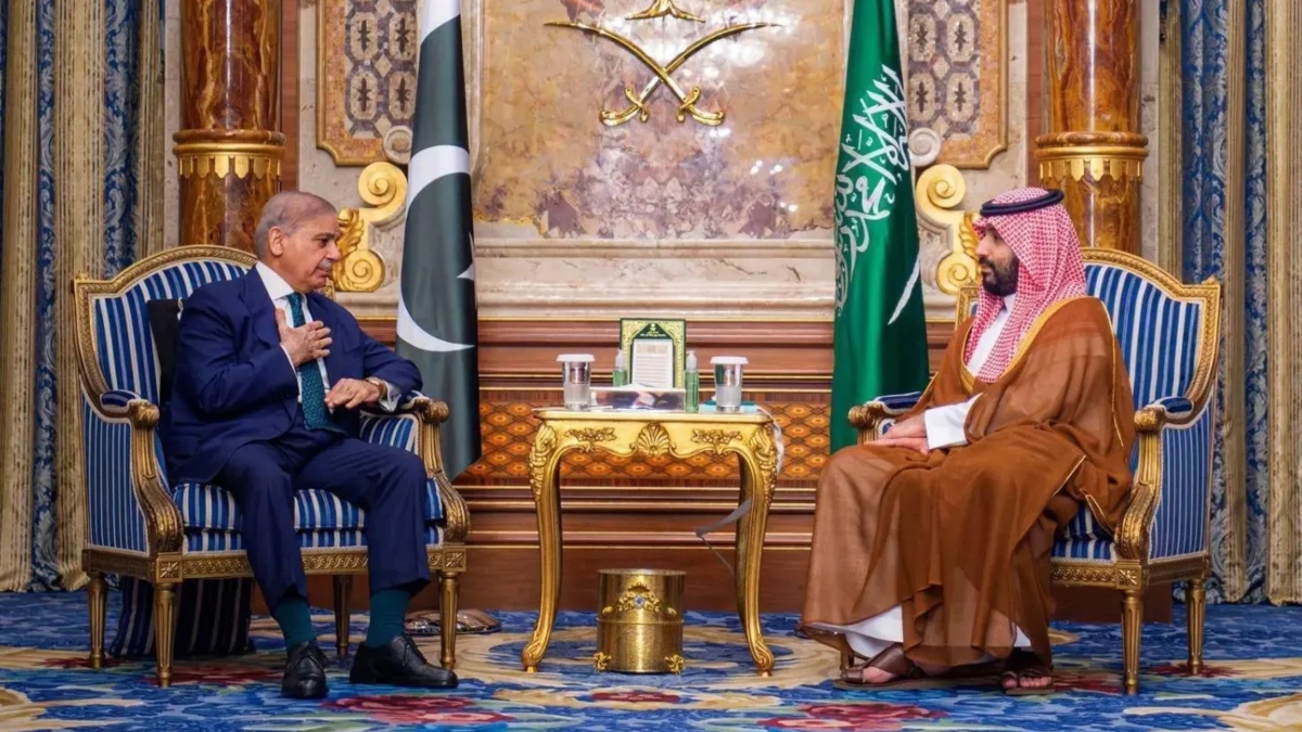 পাকিস্তানের প্রধানমন্ত্রী সৌদিতে, যুবরাজের সঙ্গে ইরান যুদ্ধ নিয়ে বৈঠক