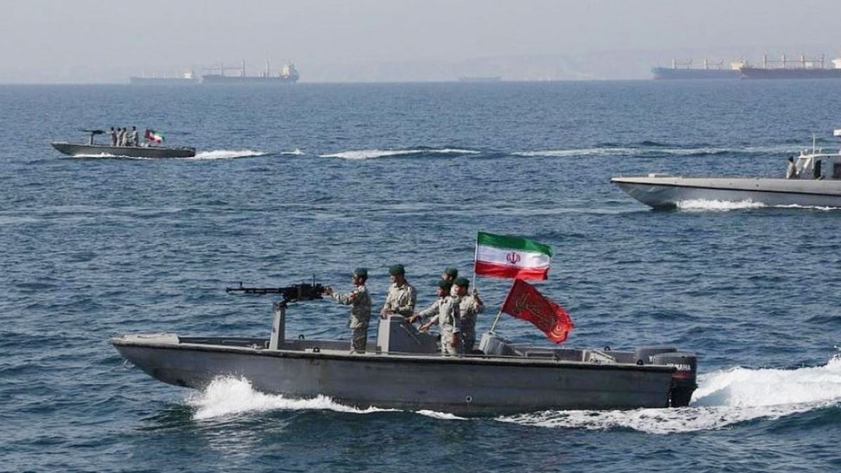 পরমাণু আলোচনার মধ্যেই হরমুজ প্রণালীতে ইরানের সামরিক মহড়া