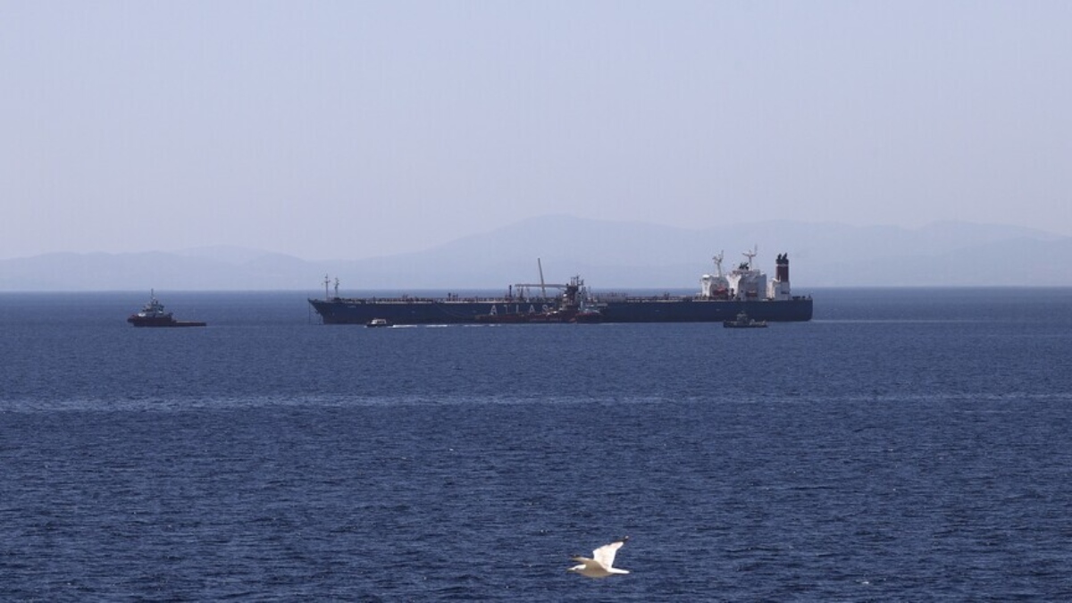 মার্কিন ‘হুমকি’ উপেক্ষা করে বন্দরে ইরানের তেলবাহী ট্যাঙ্কার