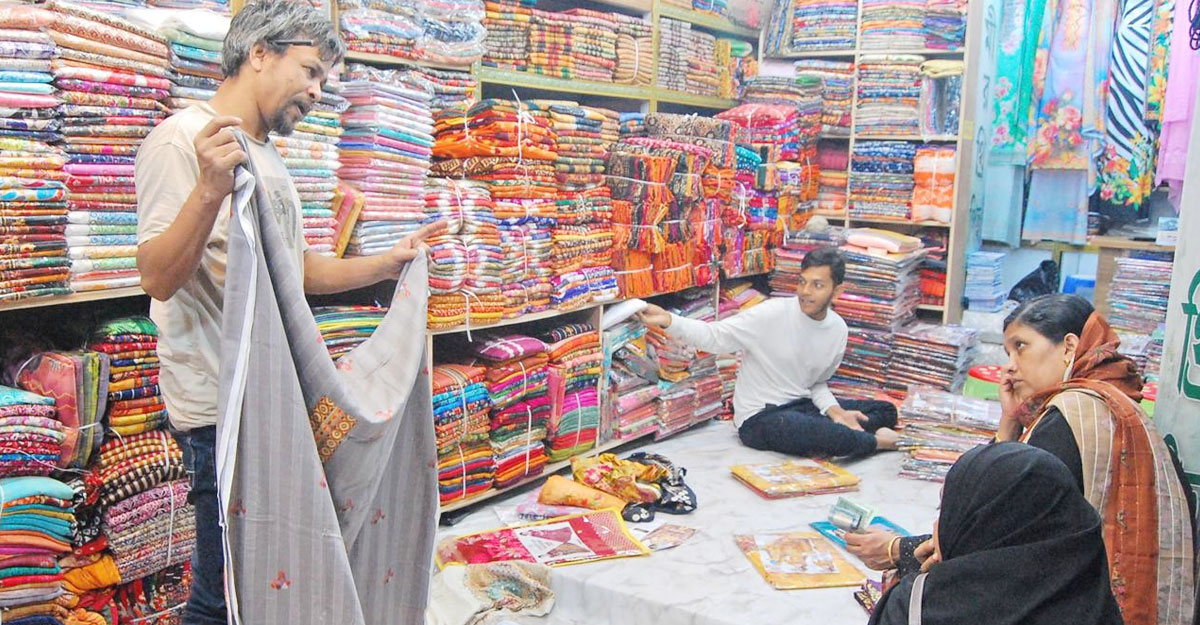 ইসলামপুরে জমজমাট বেচাকেনা