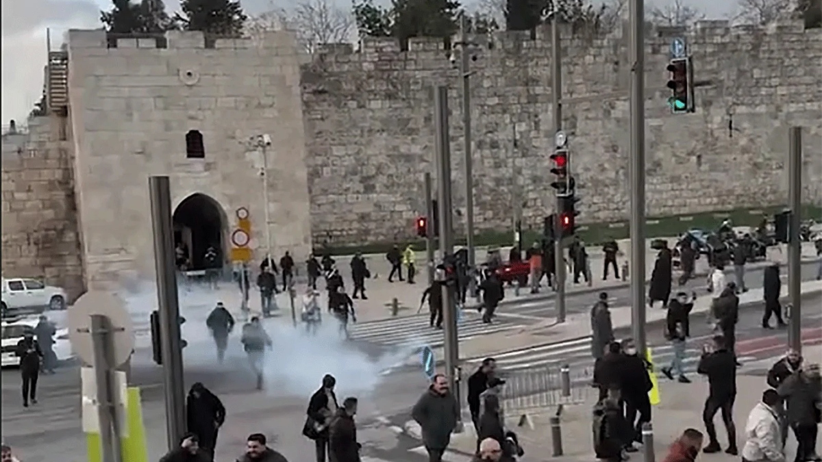 আল-আকসায় ঈদের নামাজে আসা মুসল্লিদের ওপর ইসরায়েলের হামলা