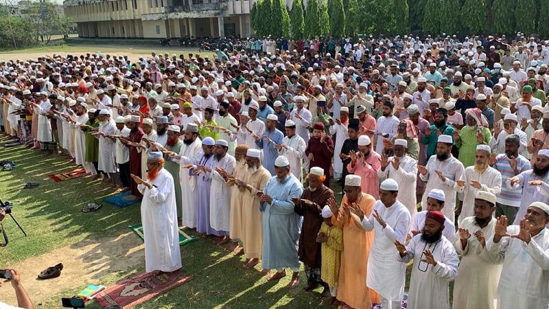 রাজশাহীতে বৃষ্টি প্রার্থনা করে ইস্তিসকার নামাজে কাঁদলেন শত শত মুসল্লি