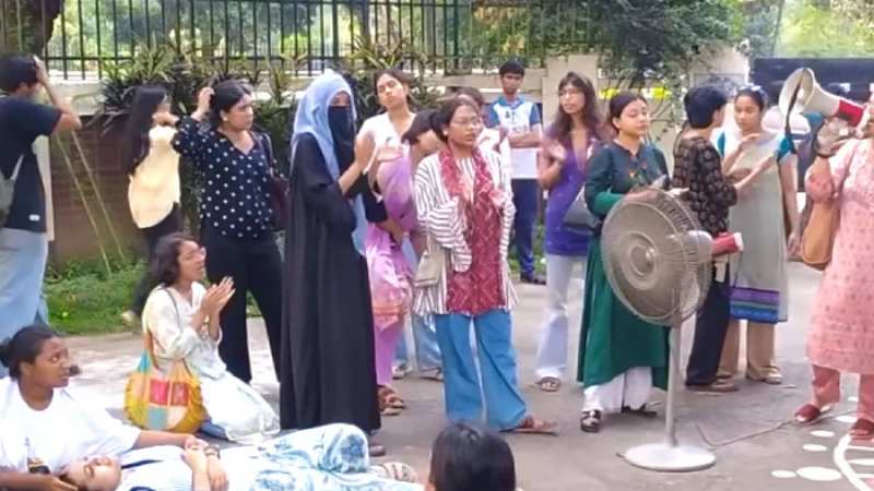 প্রক্টরের পদত্যাগ দাবিতে জাবিতে উপাচার্যের বাসভবন ঘেরাও