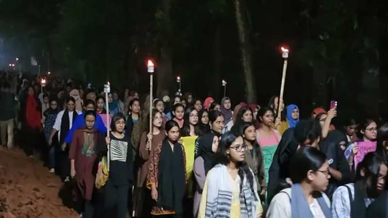 জাবি ছাত্রীকে ধর্ষণ চেষ্টা: মধ্যরাতে বিক্ষোভে উত্তাল ক্যাম্পাস
