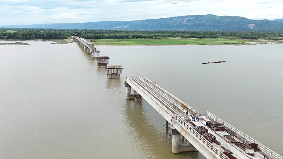 দীর্ঘ ৮ বছরেও শেষ হয়নি যাদুকাটা নদীতে সেতুর কাজ