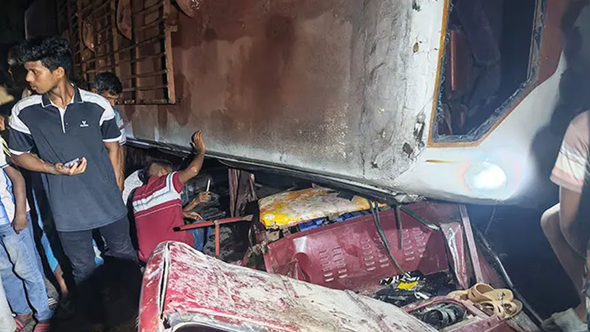 বাসের নিচে অটোরিকশা, নিহত ৩