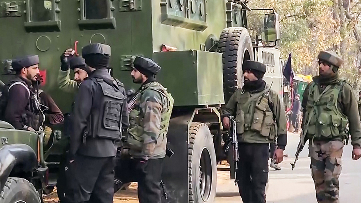 জম্মু-কাশ্মিরে ‘বন্দুকযুদ্ধে’ নিহত ২ ‘সন্ত্রাসী’