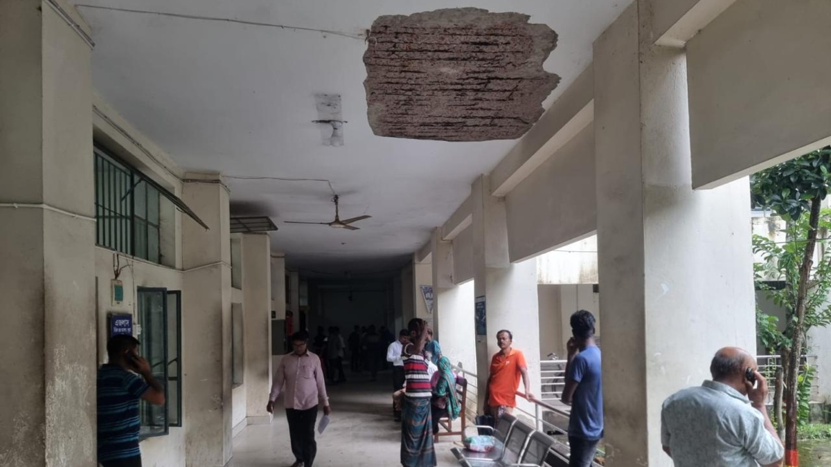 বাগেরহাট আদালত ভবনের পলেস্তারা খসে আহত ৫ বিচারপ্রার্থী