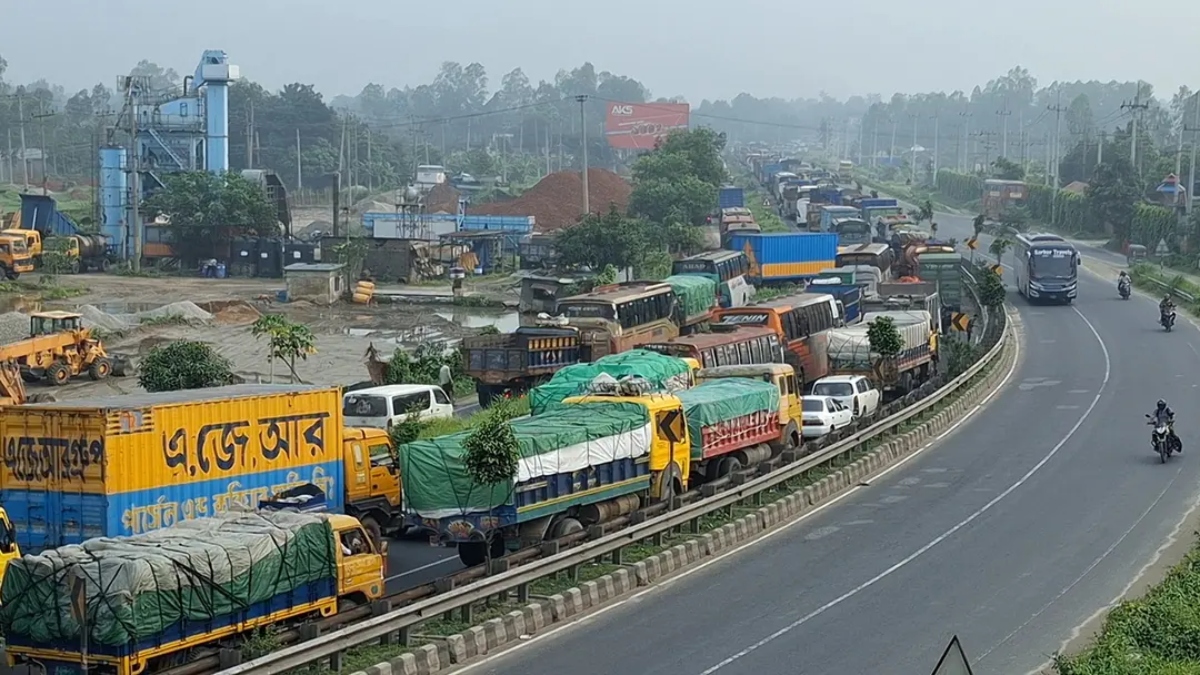 ঢাকা-টাঙ্গাইল মহাসড়কে যানবাহনের দীর্ঘ সারি, দুর্ভোগে হাজারো যাত্রী