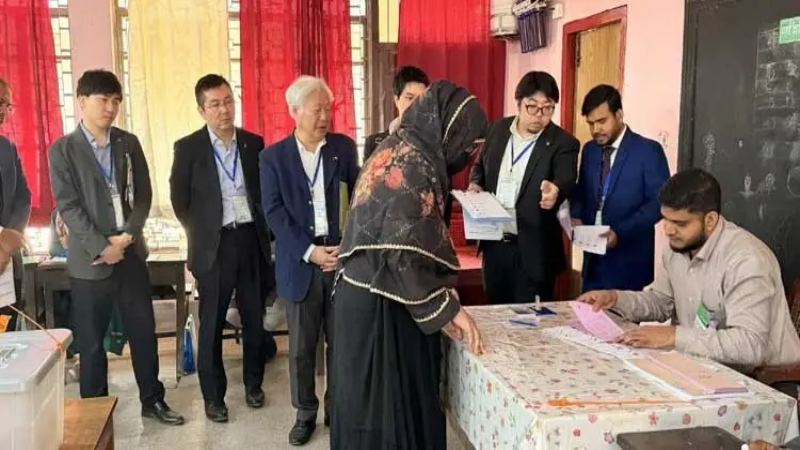 ভোটকেন্দ্র ‘উৎসবমুখর’ দেখছে জাপানের প্রতিনিধি দল