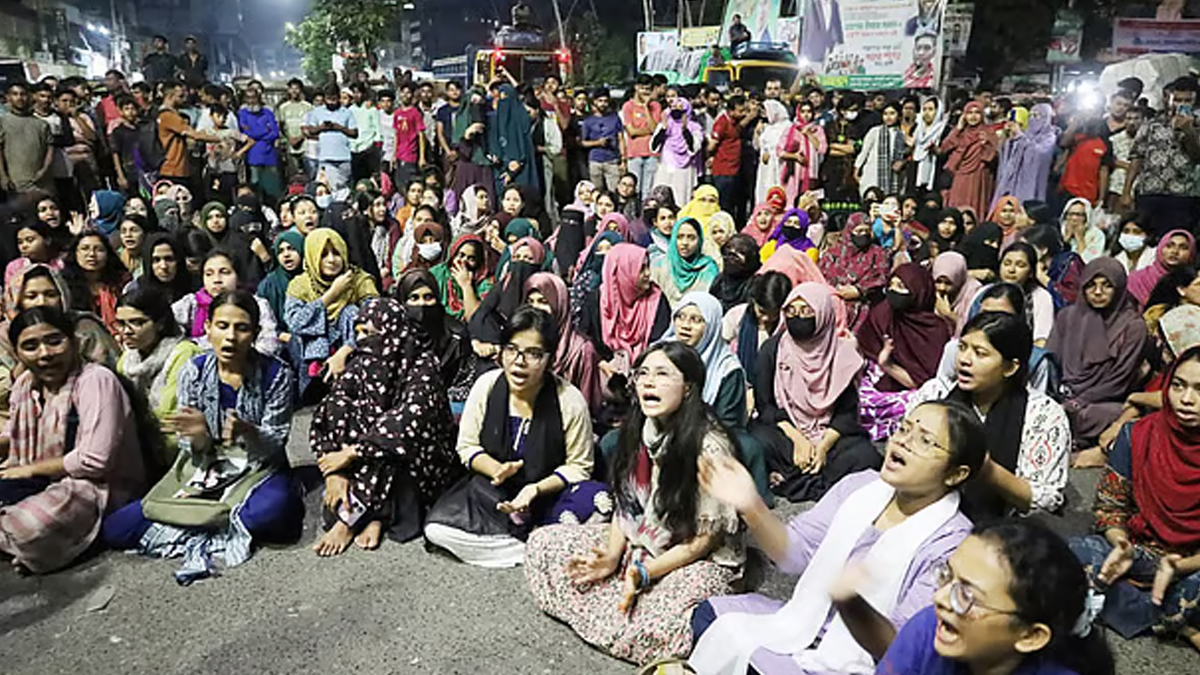 জুবায়েদের ছাত্রীকে আটক, জবি শিক্ষার্থীদের প্রতিবাদ মিছিল